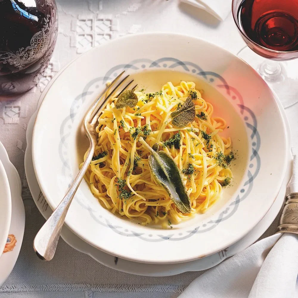 Piatto di Tajarin al burro e salvia, ricetta tipica italiana