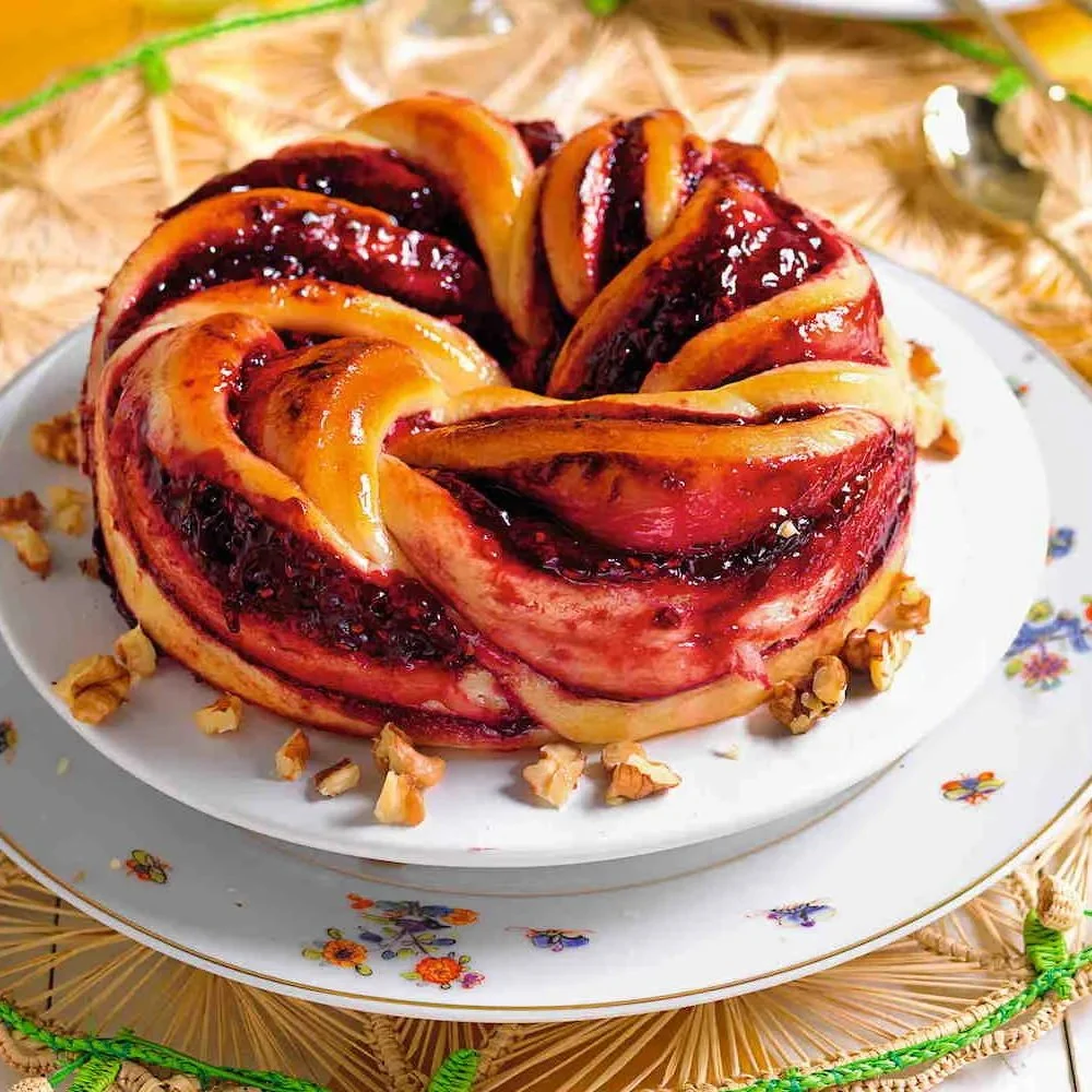 Torta babka con prugne e frutta secca, un dolce tradizionale da provare.