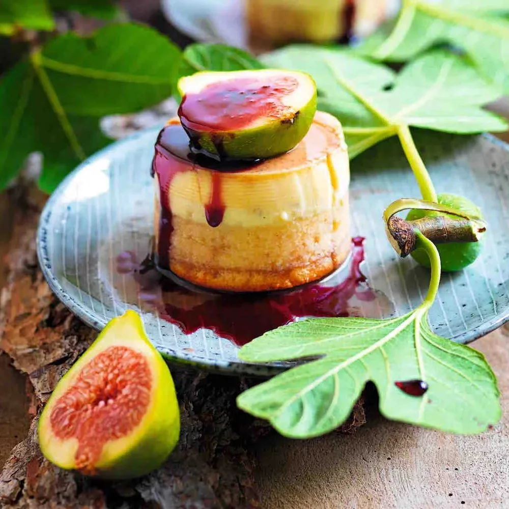 Tortine con crème caramel di fichi appena sfornate, pronte da gustare