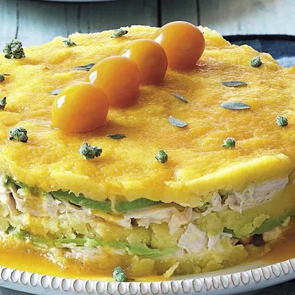 Tortino di pollo con maionese e avocado servito su un piatto elegante.