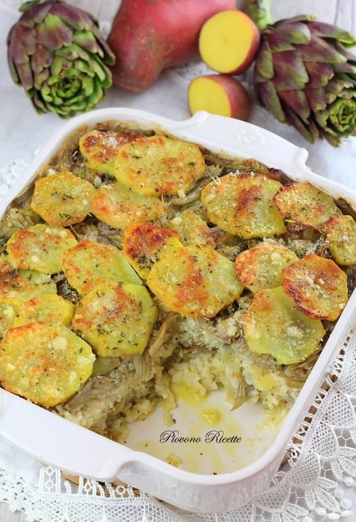 Piatto di riso patate e carciofi servito in una ciotola colorata