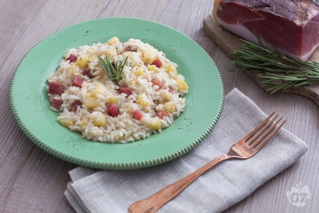 Risotto con mele e speck, un piatto delizioso e saporito.