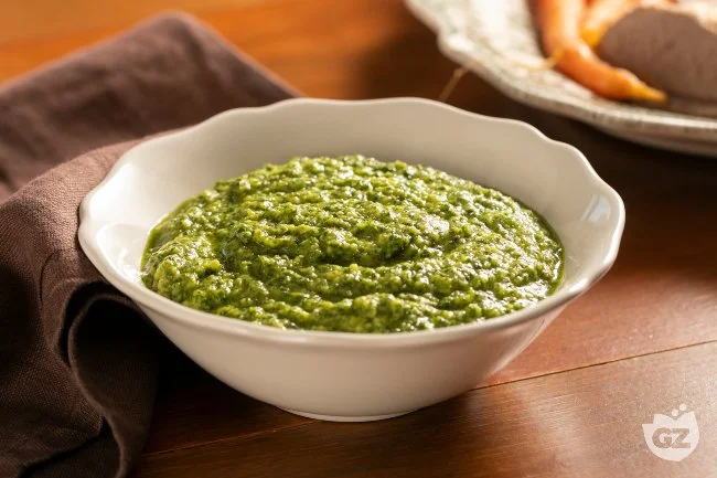 Bottiglia di salsa verde fresca con peperoncini e ingredienti naturali