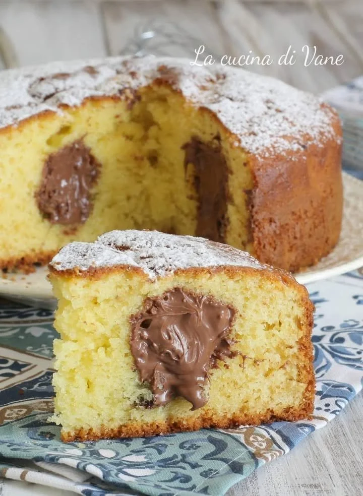 Torta con yogurt greco e Nutella, dessert goloso e cremoso