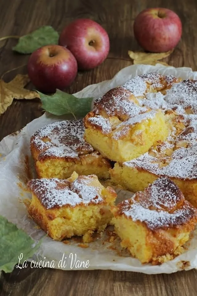 Torta di mele casereccia con mele fresche e una crosta dorata