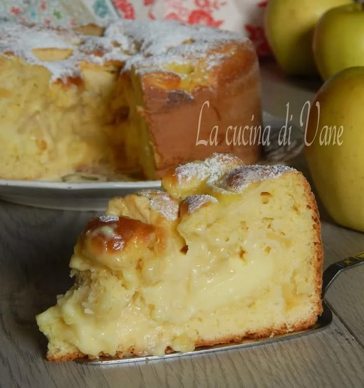 Fetta di torta di mele e crema appena sfornata su un piatto.