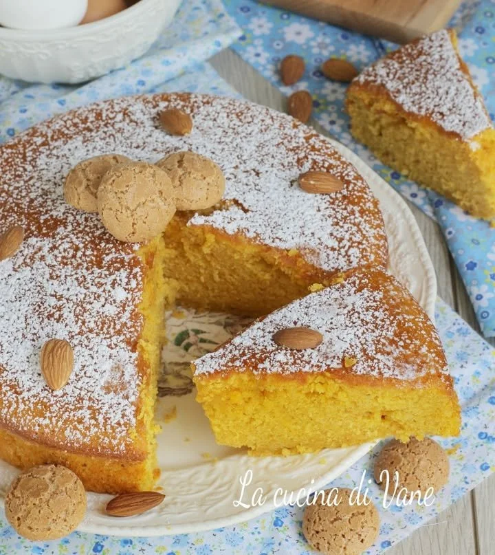 Fetta di torta di zucca e amaretti su un piatto decorativo