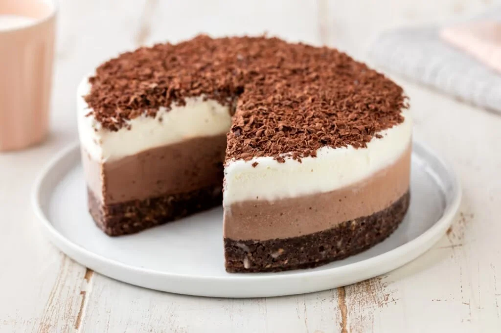 Torta gelato artigianale con gusti assortiti e decorazioni di frutta fresca