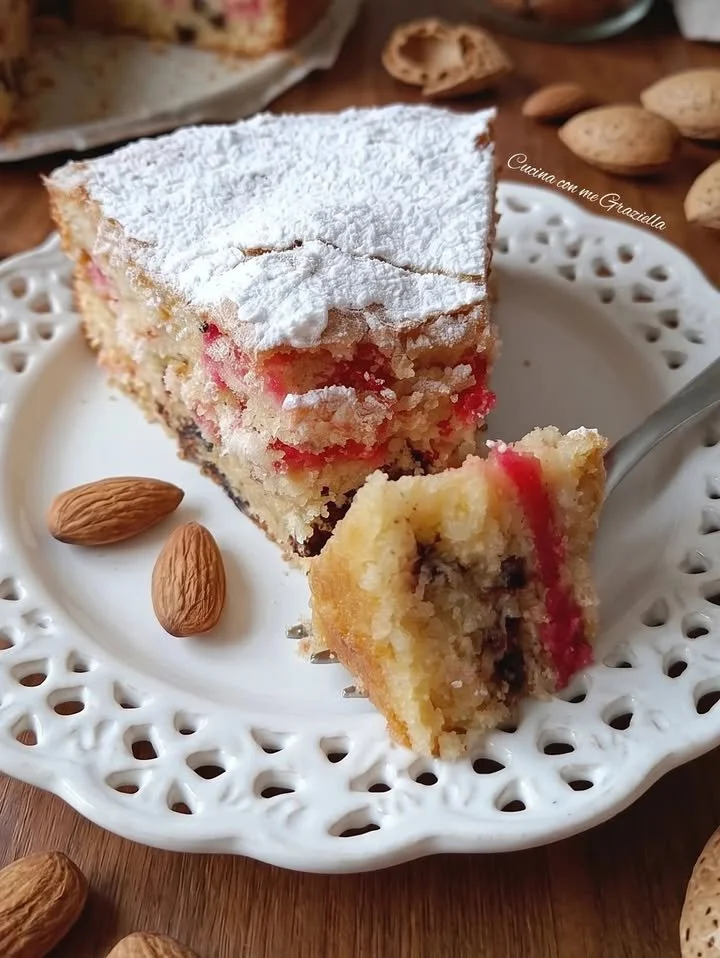 Torta Rosata di Mandorle, dolce elegante e ricco di sapore