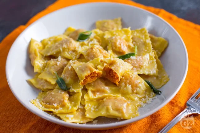 Tortelli di zucca: ravioli ripieni di zucca tipici della cucina italiana.