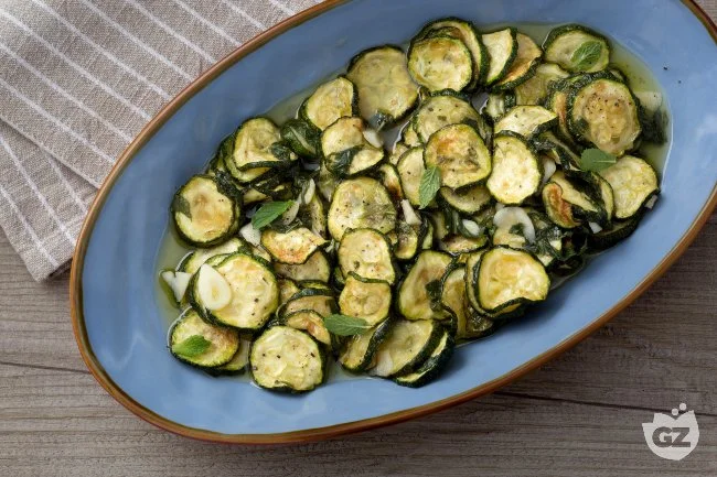 Zucchine a scapece preparate con olio e aceto, un piatto tradizionale italiano.