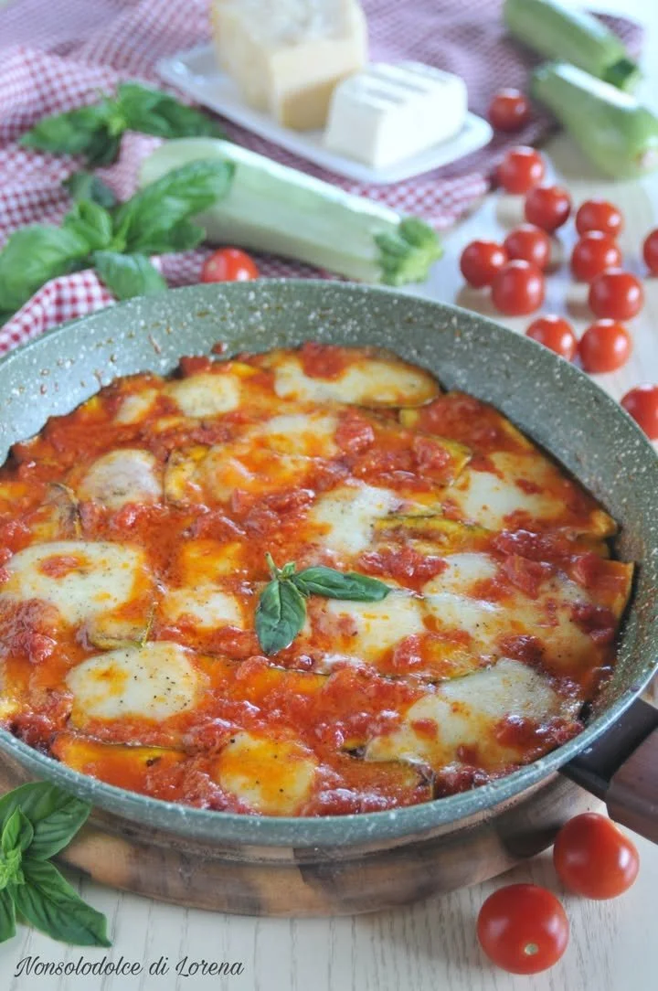 Zucchine alla pizzaiola cotte in padella con pomodoro e spezie