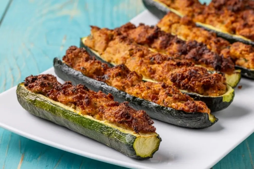 Zucchine ripiene cotte in friggitrice ad aria, piatto sano e saporito.